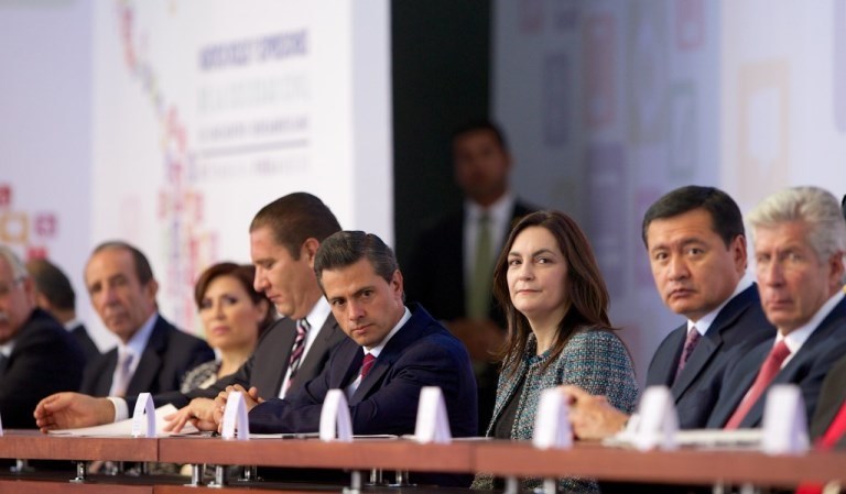 Enrique Peña Nieto, President of Mexico, in the middle, with Luisa Mariana Pulido (Venezuela), president of the board of the Iberoamerican Meetings, on his left and is the governor of Puebla on his right. Further right is Cemefi founder Manuel Arango.